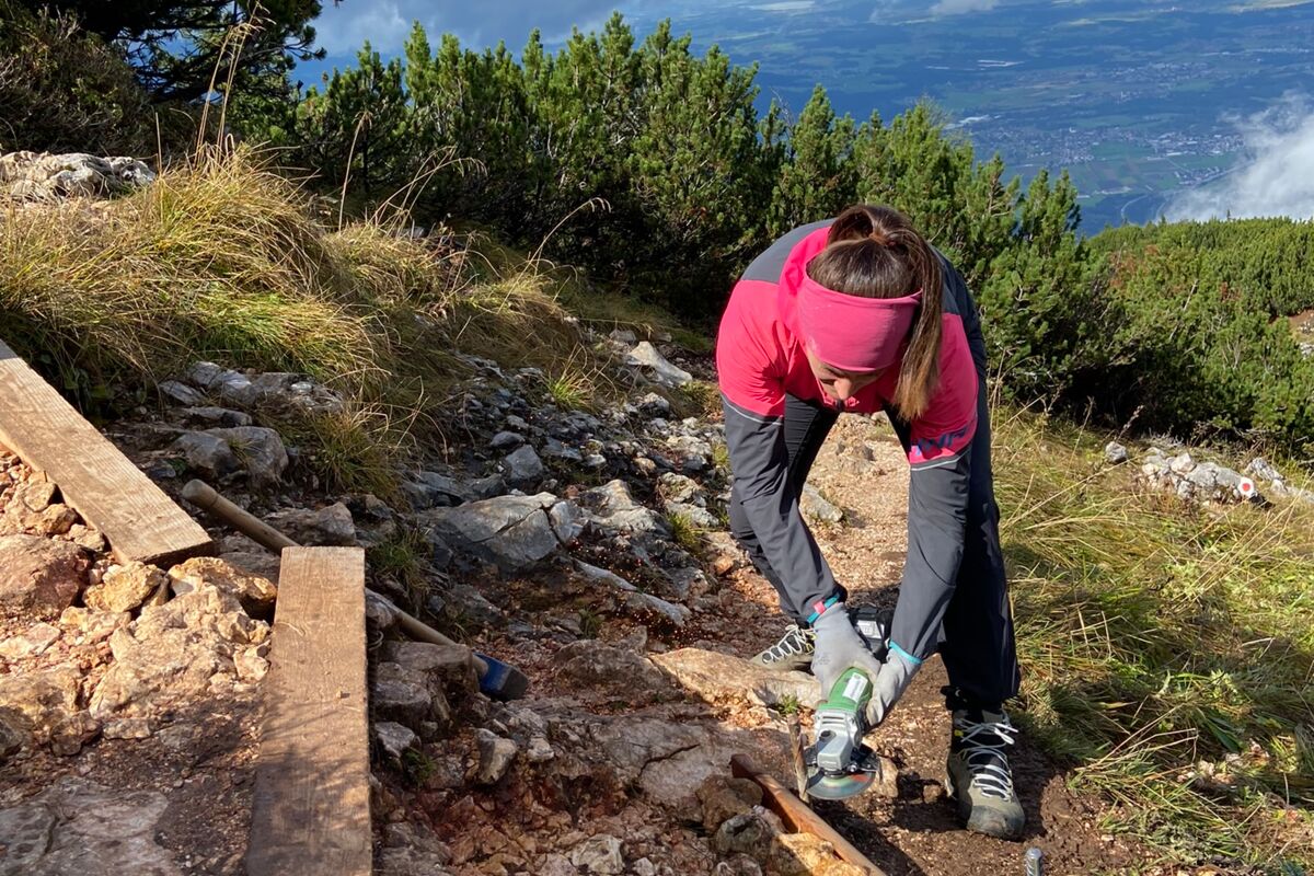 Freiwillige Helferin beim Instandhalten eines Wanderweges