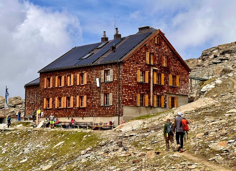Schutzhütte mit Holzfassade in den Alpen